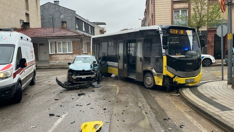 Otomobil, halk otobüsüne çarptı: 3 yaralı