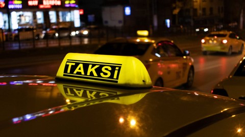 Taksici ile kadın yolcuları birbirine girdi! Kadın küfür etti, taksici tokatlayıp saçını çekti: O anlar kameraya yansıdı
