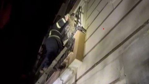 Hatay'da bir eve tırmandı, balkonda mahsur kaldı. İmdadına itfaiye ekipleri koştu