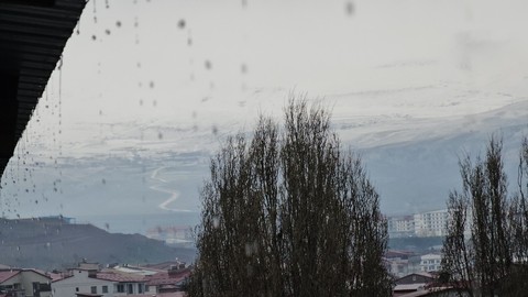 Bitlis'te öğle saatlerinde etkisini arttırdı. Yüksek kesimler kısa sürede beyaza büründü