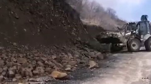 Elazığ'da yağışların ardından köy yoluna düştüler. ihbar üzerine harekete geçen ekipler yolu açtı