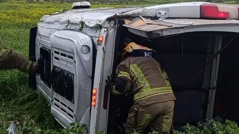İşçi servisi devrildi: 8 kişi yaralandı