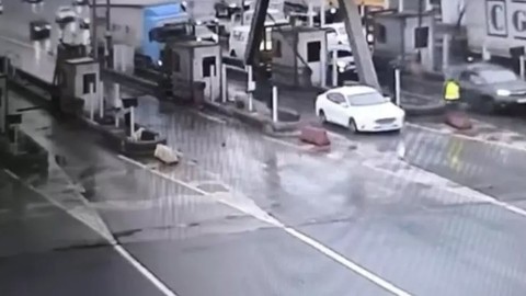 Gişelerde tıra arkadan çarpan araçtaki sürücü yaşamını yitirmişti: Feci kazanın görüntüleri ortaya çıktı