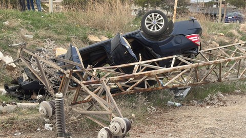 Takla atan otomobil cami bahçesine uçtu: Çok sayıda yaralı var