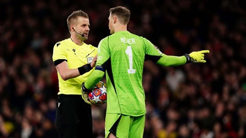 FIFA açıkladı! Futbolda yeni kurallar dönemi başlıyor! Kaleciler ve hakemler o süreye dikkat edecek