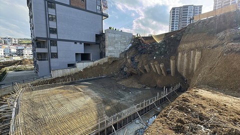 Samsun'da inşaat alanı yakınında yol çöktü