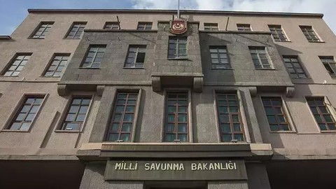 MSB: Pençe-Kilit bölgesinde tespit edilen mağarada silah ve mühimmat ele geçirildi