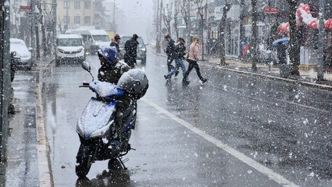 Balkanlardan gelen soğuk hava dalgası Düzce'ye ulaştı. Kent merkezi beyaza büründü