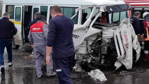 Kütahya'da feci kaza! İşçi servisi tıra çarptı: Çok sayıda yaralı var