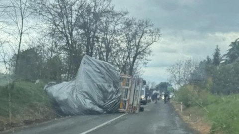 Tekirdağ'da saman yüklü tır devrildi