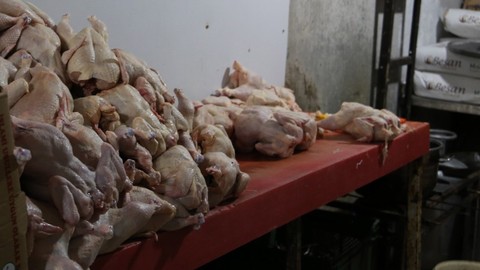 Hijyen kuralları hiçe sayıldı! Döner imalathanesinde mide bulandıran görüntüler!