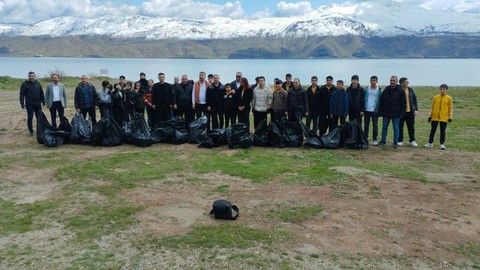 Elazığ’da 1000'lercesi doğada teker teker toplanarak siyah poşetlerin içerisine yerleştirildi. 1000'lercesi aynı  yere gidecek - Resim: 1