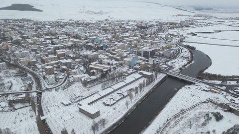 Ardahan'da bir haftadır kar yağışı sürüyordu. Beyaza bürünen kent dron kamerası ile havadan görüntülendi
