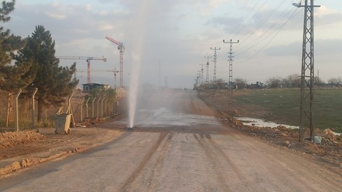 Malatya'da cadde üzerinde boru patladı. Fışkıran su metrelerce yükseğe çıktı