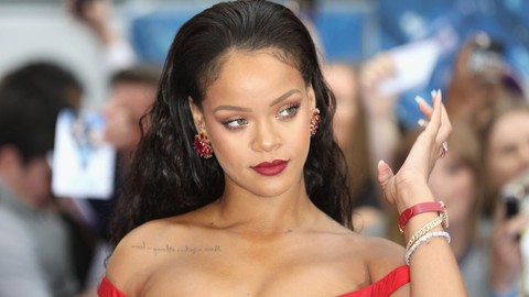 "Vücudumu sergilediğim için pişmanım" demişti! Rihanna'dan iç çamaşırlı pozlar peş peşe geldi! O halleri ortalığı kasıp kavurdu
