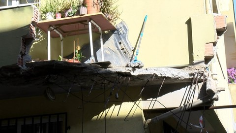 Pendik'te korkutan olay! 5 katlı binanın 1'inci katında balkon çöktü: Bina boşaltıldı