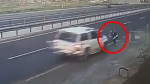 ‘Dur’ ihtarına uymadı! Yola kapan atan polise çarptı: O feci anlar kamerada