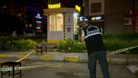 İzmir'de taksi çağırma kavgası: 1'i ağır 2 kişi yaralı