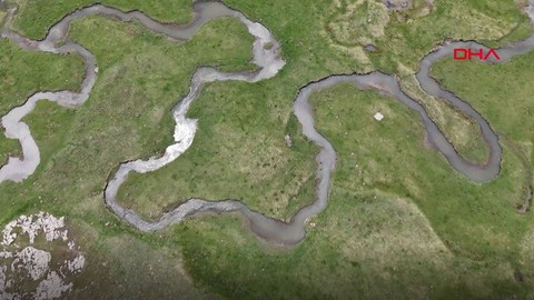 Bolu’da 100'lerce dönüm meranın arasından süzülen menderesler havadan görüntülendi. Ortaya eşsiz görüntüler çıktı