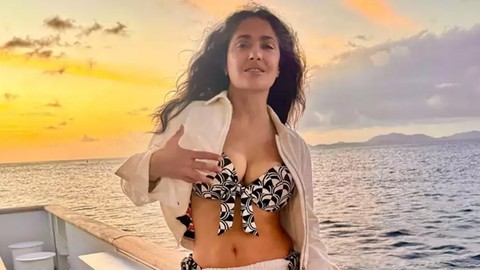Hollywood yıldızı Salma Hayek'ten bikinili pozlar! 58 yaşında olduğuna kimse inanamadı