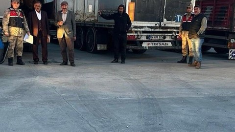 Ağrı’da 300 tane koyun bir anda ortadan yok olmuştu. Bitlis’te jandarma ekipleri 3 tane tırın kapısını açınca gördüğü manzara ile hemen harekete geçti