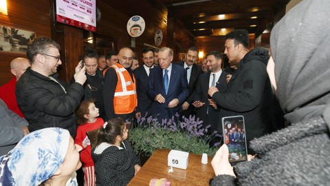 Cumhurbaşkanı Erdoğan geceyi dışarıda geçiren vatandaşlarla sohbet etti