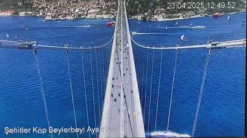 İstanbul'da korkutan 6,2'lik deprem! 15 Temmuz Şehitler Köprüsü'nün kamerasına işte böyle yansıdı