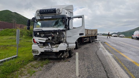 Bitlis'te tır ve minibüs çarpıştı: Can kaybı ve yaralılar var