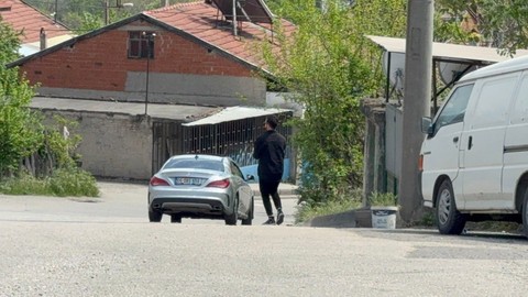 Karabük’te yolda ilerlediği sırada önünde 1 tanesini gördü. O hayvanı fark etmesinin ardından aracından atlayıp tek 1 hareket yaptı