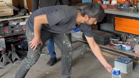 Karabük'te 1 tanesini yol kenarında hareketsiz şekilde dururken gördü. 1 tane hayvanın yanına yaklaştığında fark ettiği detayla hemen harekete geçti