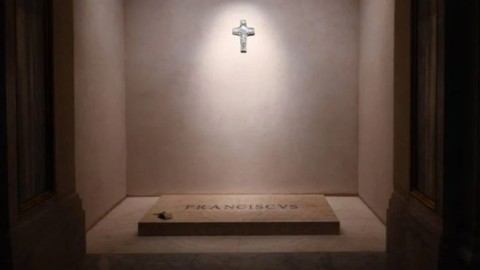 Papa Francis'in mezarından ilk fotoğraflar yayınlandı
