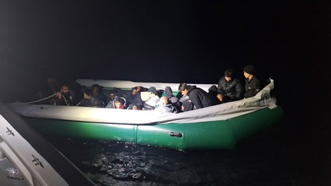 İzmir açıklarında 4'ü çocuk 22 düzensiz göçmen kurtarıldı