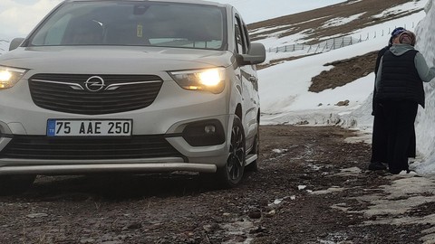 Ardahan'da nisan ayında 4 metrelik inanılmaz manzara. Yolda görenler sağa çekip hemen yanına gitti