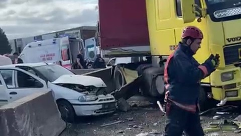 Sakarya'da 4 araçlık zincirleme kaza