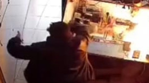 Cep telefonu tamir ederken korku dolu anlar geçirdi! Kameraya böyle yansıdı