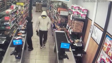 Bağcılar'da market çalışanına bıçaklı gasp! O anlar güvenlik kamerasına yansıdı