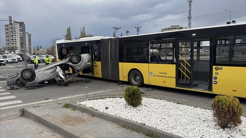 Kayseri'de belediye otobüsü ve otomobil çarpıştı: Çok sayıda yaralı var