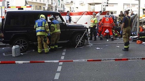 Almanya’da araç kalabalığa daldı! Çok sayıda yaralı var