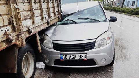 İnegöl'de kaza: Otomobil kamyona çarptı: 1 yaralı