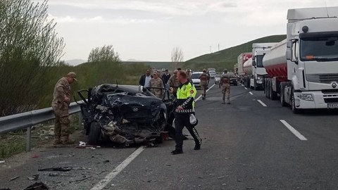 Ağrı'da feci kaza! Minibüs ile otomobil çarpıştı: Ölü ve yaralılar var