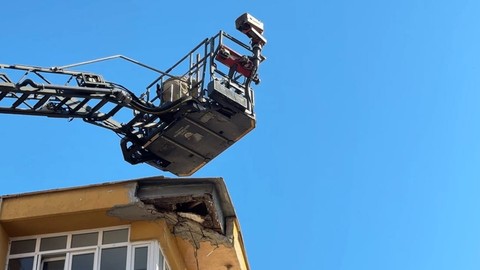 Avcılar'da korku dolu anlar: 7 katlı bina çatısından beton parçalar düştü