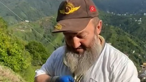 Rize'de tarlasında bakım yapmak isteyen çiftçi bir anda karşısında gördü. 1 metreden uzundu ancak asıl hayvana yaptığı hareket şaşırttı