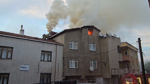 Ataşehir’de korkutan yangın: Üç katlı binanın çatı katı alevlere teslim oldu