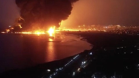 İsrail ordusu duyurdu! Yemen'deki Hudeyde Limanı'nı ve bir beton fabrikasına hava saldırısı
