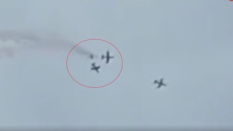 Havada korku dolu anlar! İtalya'da akrobasi uçakları çarpıştı
