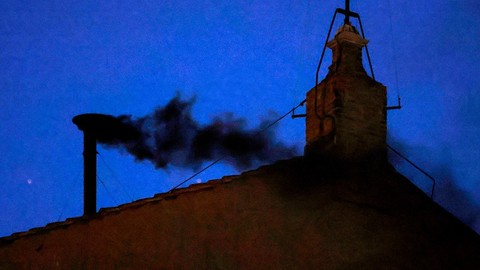 Vatikan'da yeni papa seçimi: Sistina Şapeli'nden siyah duman yükseldi