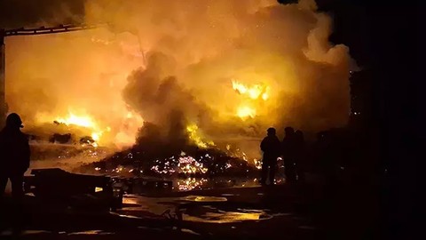 Bursa'da korkutan yangın! Palet fabrikası alevlere teslim oldu
