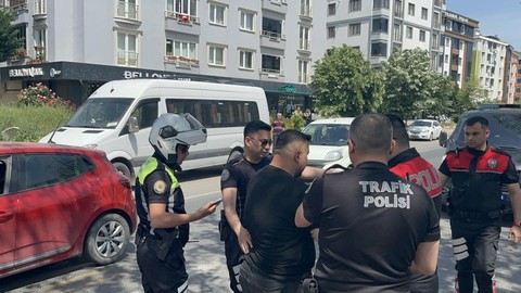 Kontrolsüz geçiş kavgaya neden oldu! Motosikletli, yayayı darp etti