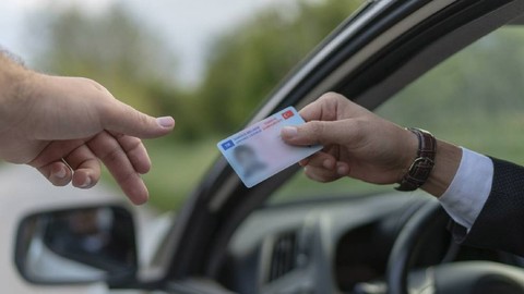Milyonlarca sürücüyü ilgilendiren haber! Yeni trafik yasası yolda! O ihlale ehliyet iptali ve 80 bin TL ceza geliyor