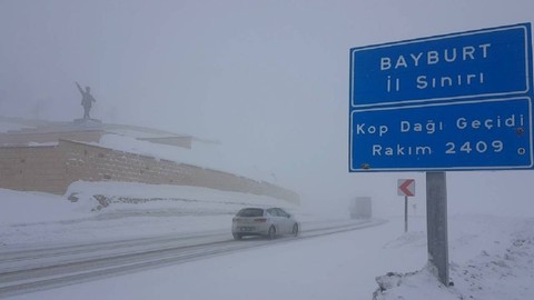Bayburt-Erzurum arasındaki Kop Dağı Otoyolu'nda beklenmedik bir doğa olayı yaşandı